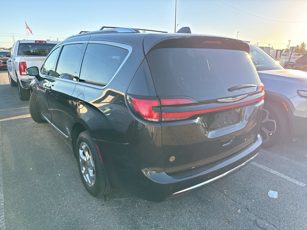 Used 2021 Chrysler Pacifica Limited AWD/4WD image 10