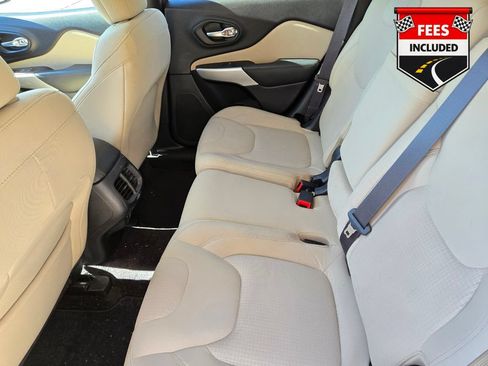 Used 2017 Jeep Cherokee Latitude w/ Comfort/Convenience Group FWD image 8
