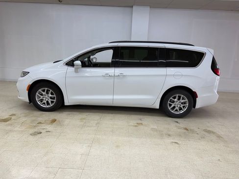 Used 2022 Chrysler Pacifica Touring-L FWD image 2