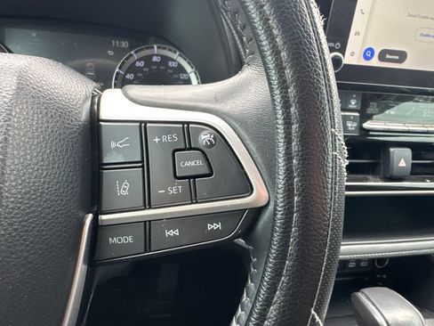 Used 2023 Toyota Highlander LE FWD image 12