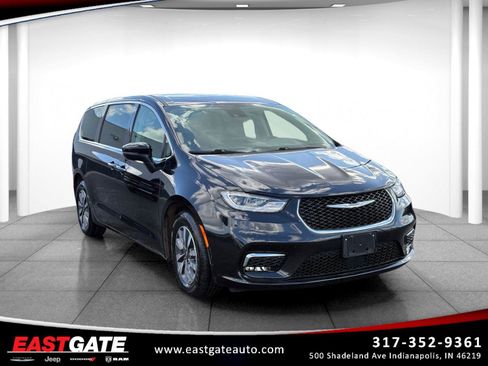 Used 2023 Chrysler Pacifica Touring-L FWD image 1