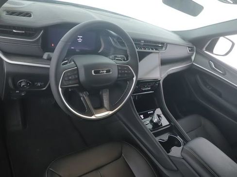 Used 2025 Jeep Grand Cherokee L Limited w/ Black Appearance Package image 17