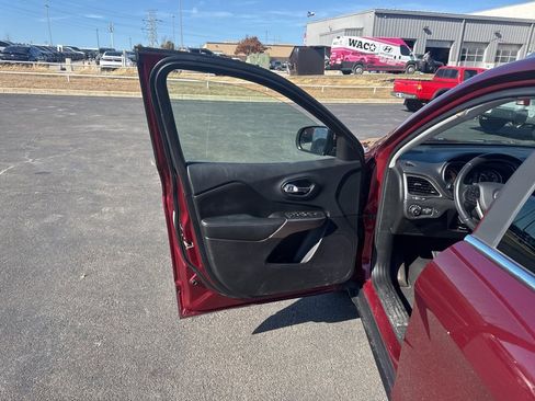 Used 2019 Jeep Cherokee Latitude Plus w/ Comfort/Convenience Group image 9