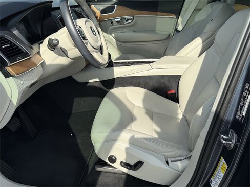 Used 2022 Volvo XC90 T6 Momentum w/ Climate Package image 11