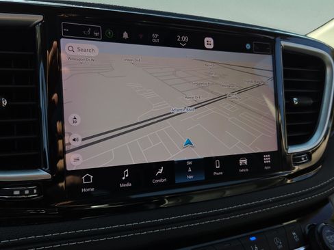 Used 2023 Chrysler Pacifica Limited w/ Uconnect Theater Family Group image 33