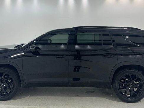 Used 2024 Chevrolet Traverse RS image 2