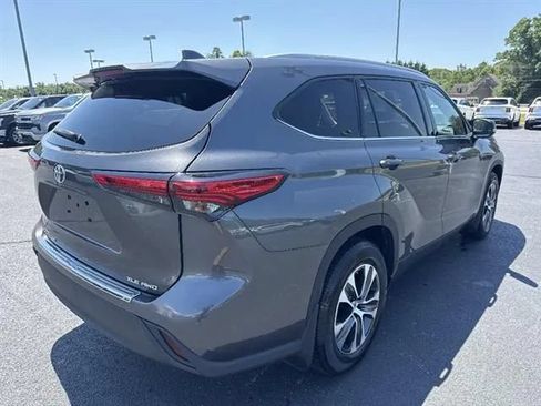 Used 2022 Toyota Highlander XLE AWD/4WD image 6