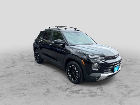 Used 2021 Chevrolet TrailBlazer LT w/ LPO, Blackout Package AWD/4WD image 2