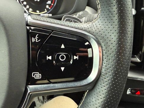 Used 2019 Volvo XC60 T5 R-Design image 19