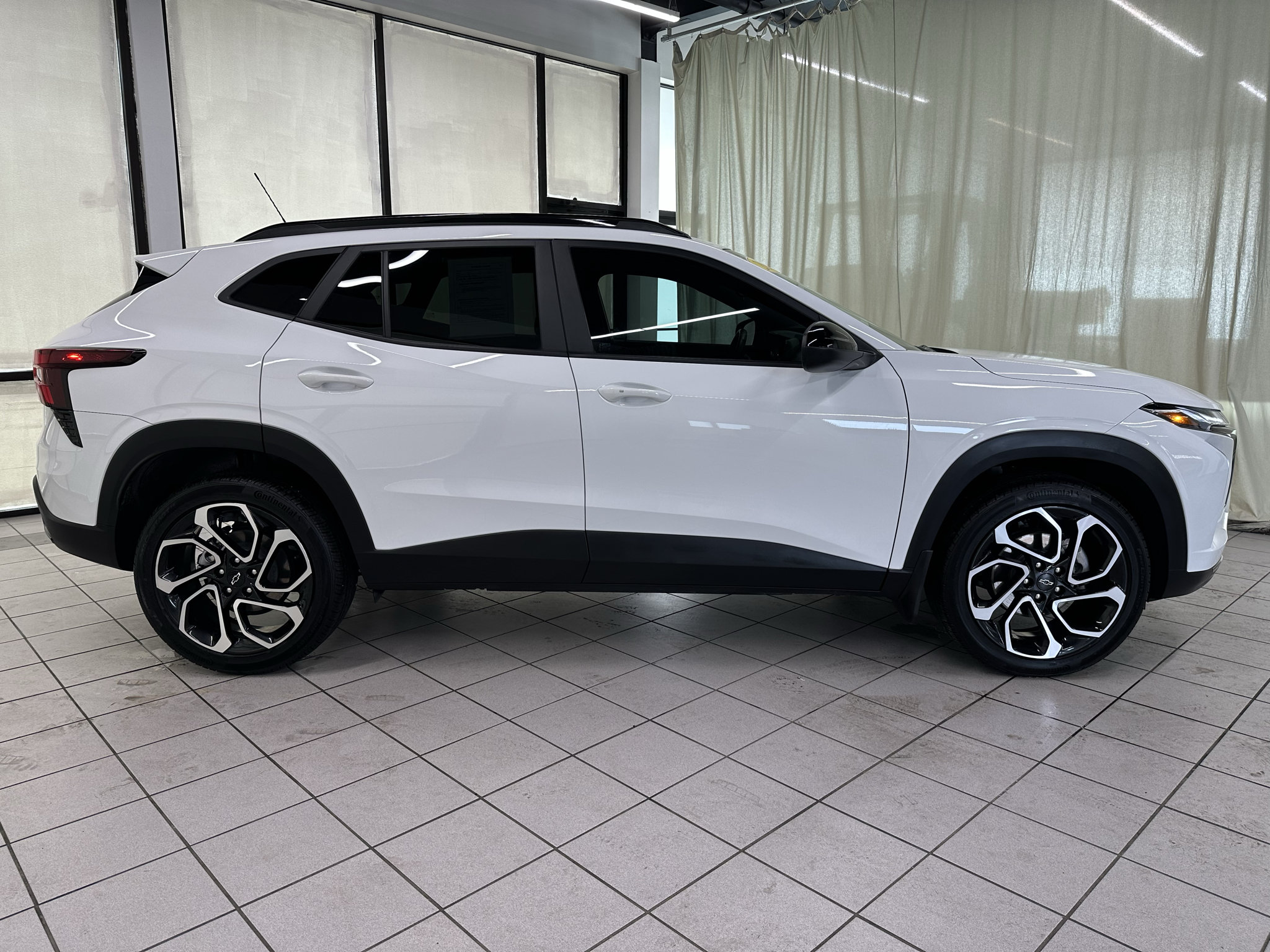 Used 2025 Chevrolet Trax RS w/ Sunroof Package FWD image 2