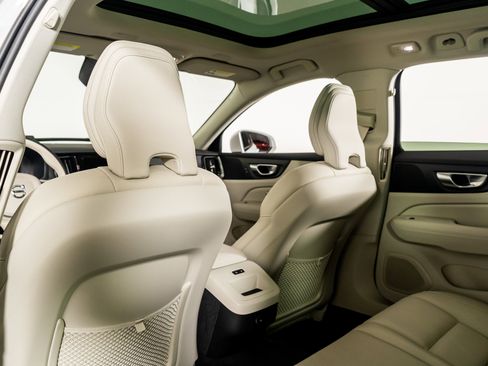 Used 2026 Volvo V60 B5 Cross Country Plus w/ Protection Package Premier image 33