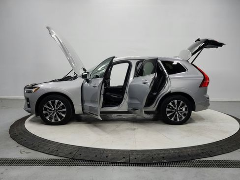 Used 2023 Volvo XC60 B5 Plus image 12