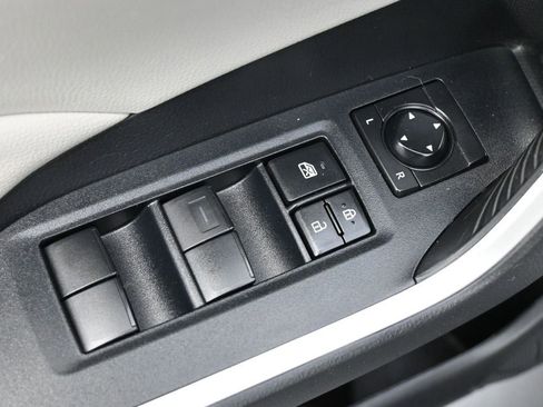 Used 2021 Toyota RAV4 XLE w/ Convenience Package FWD image 3