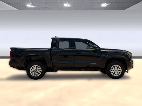 Used 2025 Toyota Tacoma SR5 AWD/4WD image 8