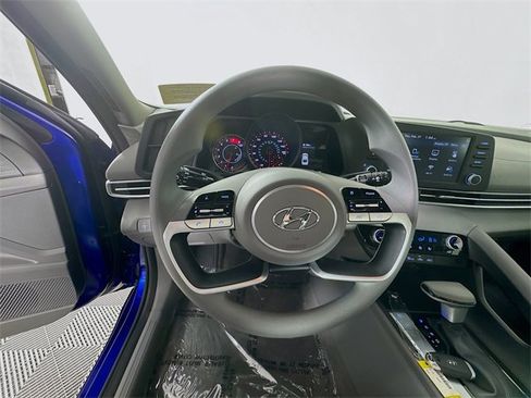 Used 2022 Hyundai Elantra SEL image 11