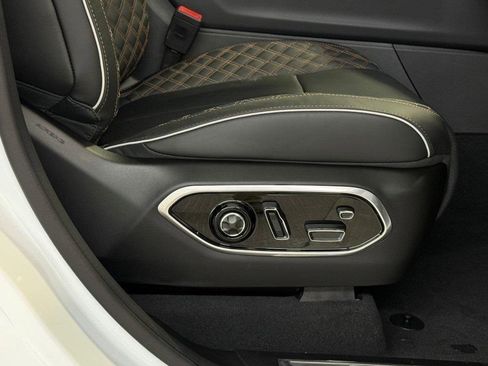 New 2025 Jeep Grand Cherokee Summit image 19