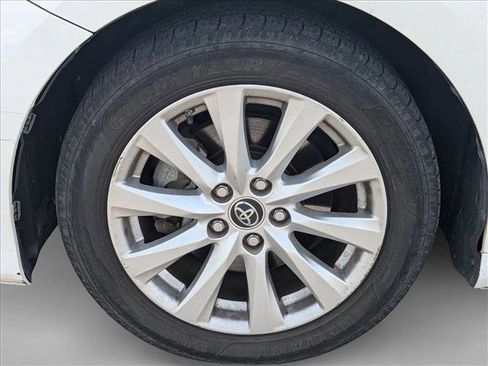 Used 2018 Toyota Camry LE image 10