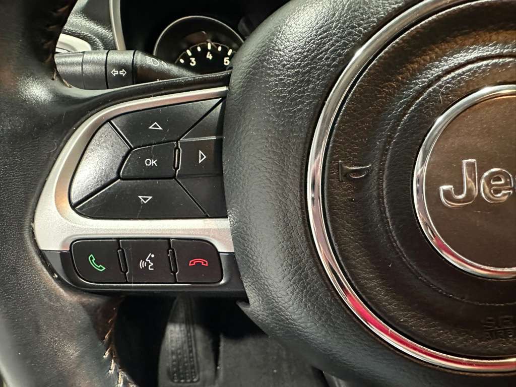 Used 2018 Jeep Compass Latitude w/ Popular Equipment Group FWD image 17
