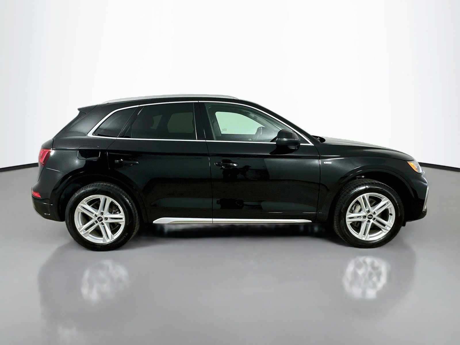 Certified 2024 Audi Q5 e Premium Plus AWD/4WD image 4