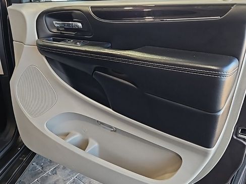 Used 2019 Dodge Grand Caravan SXT image 11