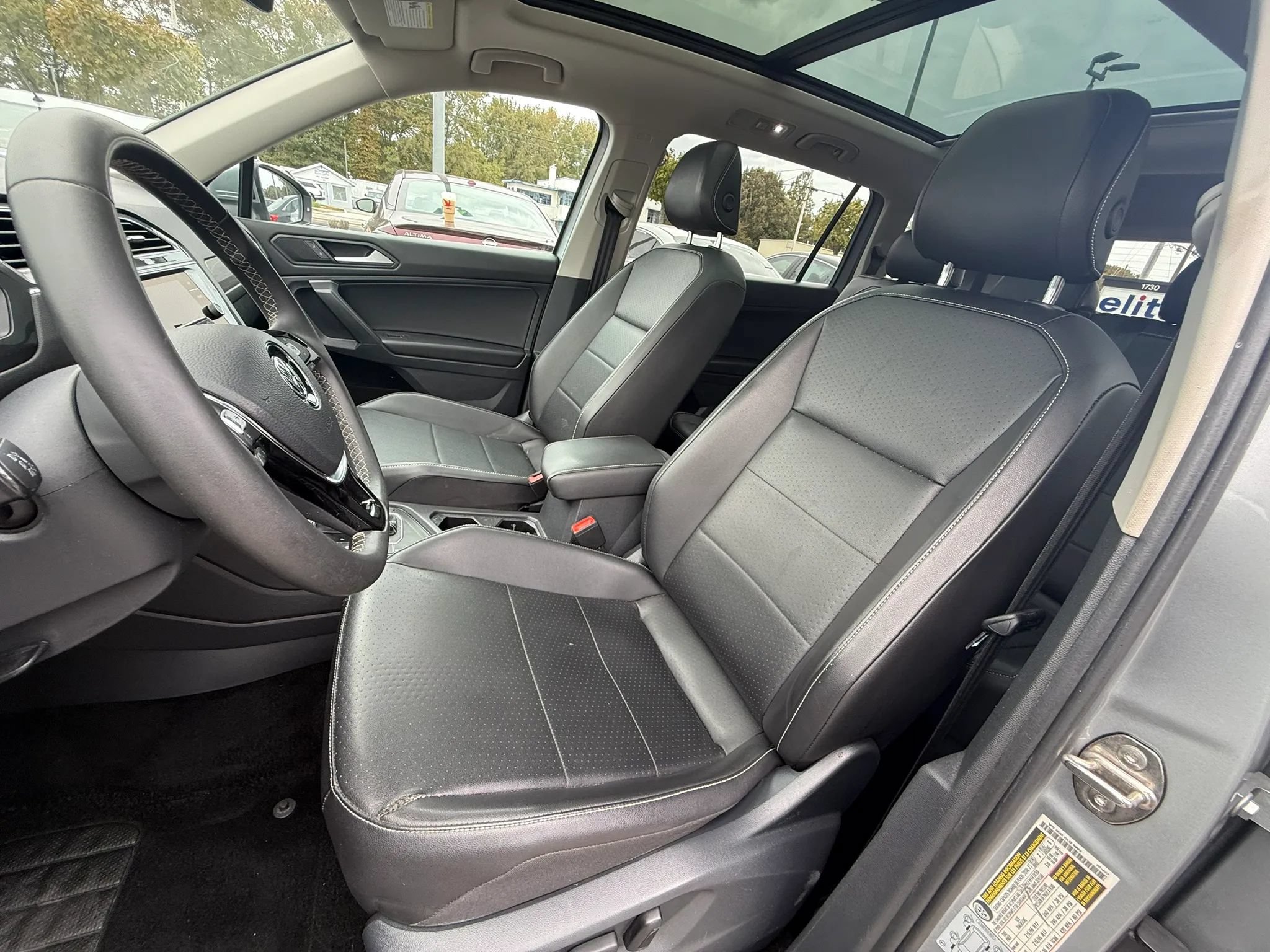 Used 2021 Volkswagen Tiguan SE w/ Panoramic Sunroof Package FWD image 17