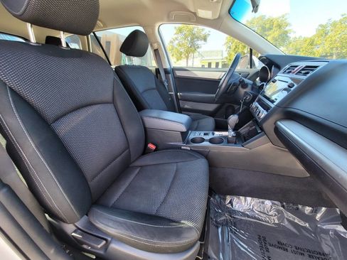 Used 2017 Subaru Outback 2.5i Premium image 12