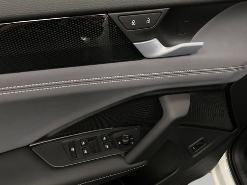 New 2025 Volkswagen Tiguan SE image 29