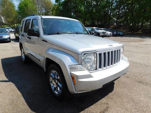 Used 2012 Jeep Liberty Sport image 1