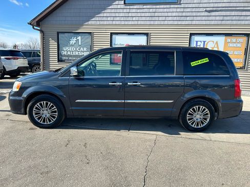 Used 2014 Chrysler Town & Country Touring-L w/ Driver Convenience Group image 8