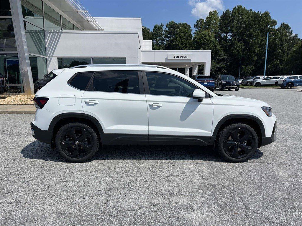 Used 2025 Volkswagen Taos SEL AWD/4WD image 2
