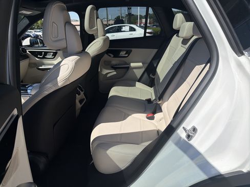 Used 2025 Mercedes-Benz GLC 300 4MATIC image 32