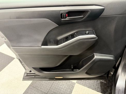 Used 2024 Toyota Highlander LE image 13