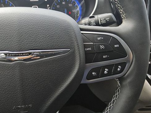 Used 2023 Chrysler Pacifica Touring-L image 25