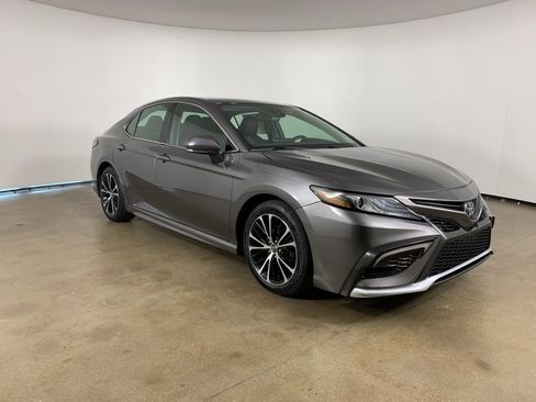 Used 2022 Toyota Camry XSE FWD image 5