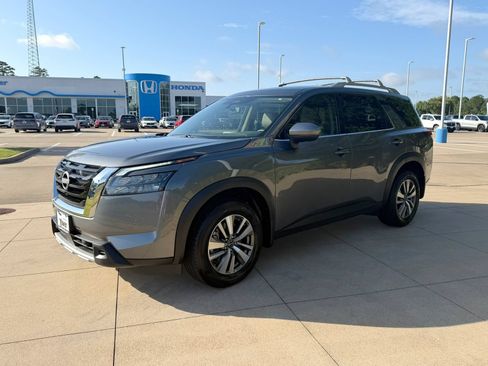 Used 2025 Nissan Pathfinder SL FWD image 3