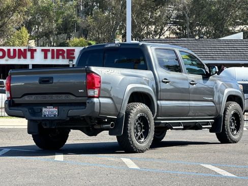 Used 2017 Toyota Tacoma TRD Off-Road image 5
