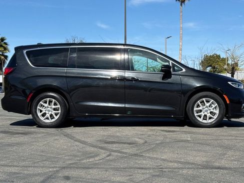 Used 2023 Chrysler Pacifica Touring-L FWD image 10