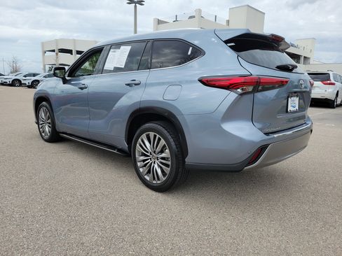 Used 2022 Toyota Highlander Platinum image 4