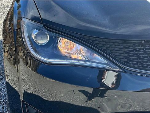 Used 2018 Chrysler Pacifica Touring Plus w/ S Appearance Package image 28