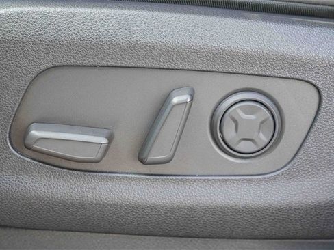 Used 2025 Kia Carnival image 22