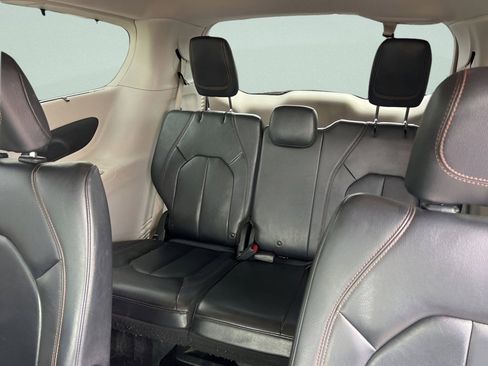 Used 2017 Chrysler Pacifica Touring-L FWD image 17