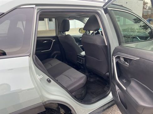 Used 2021 Toyota RAV4 XLE w/ Convenience Package image 16