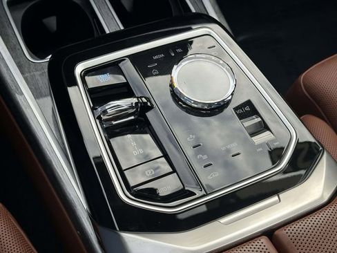 Certified 2025 BMW i7 xDrive60 image 38