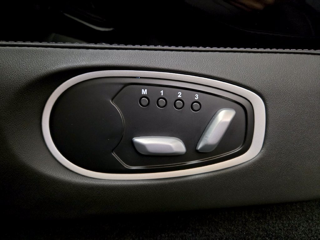 Used 2025 Aston Martin V8 Vantage Coupe RWD image 31