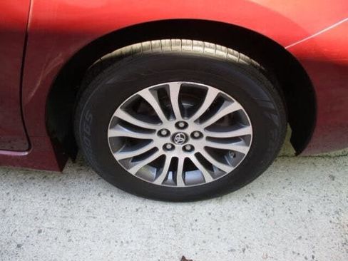 Used 2018 Toyota Sienna XLE image 10