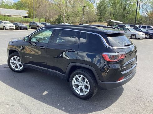 Used 2024 Jeep Compass Latitude AWD/4WD image 2