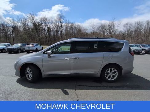 Used 2020 Chrysler Pacifica Touring-L image 2