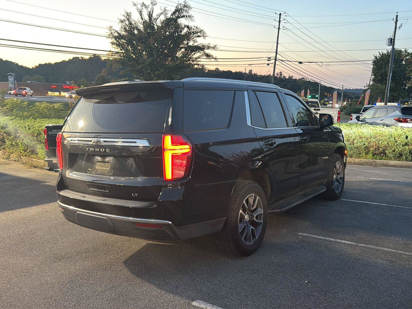 Used 2022 Chevrolet Tahoe LT w/ Luxury Package RWD image 3