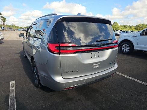Used 2021 Chrysler Pacifica Touring-L w/ S Appearance Package FWD image 2