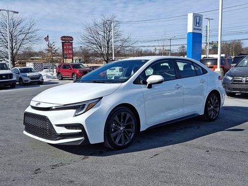 Used 2025 Toyota Corolla SE image 3